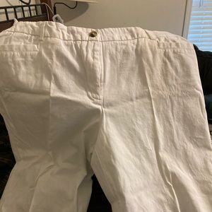White crop pants. EUC. Very comfortable. Dress them up or down.